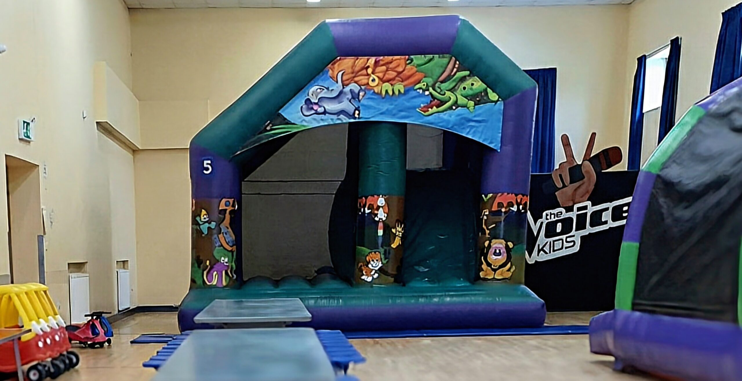 Children celebrating a birthday at Ballyhornan Family Centre